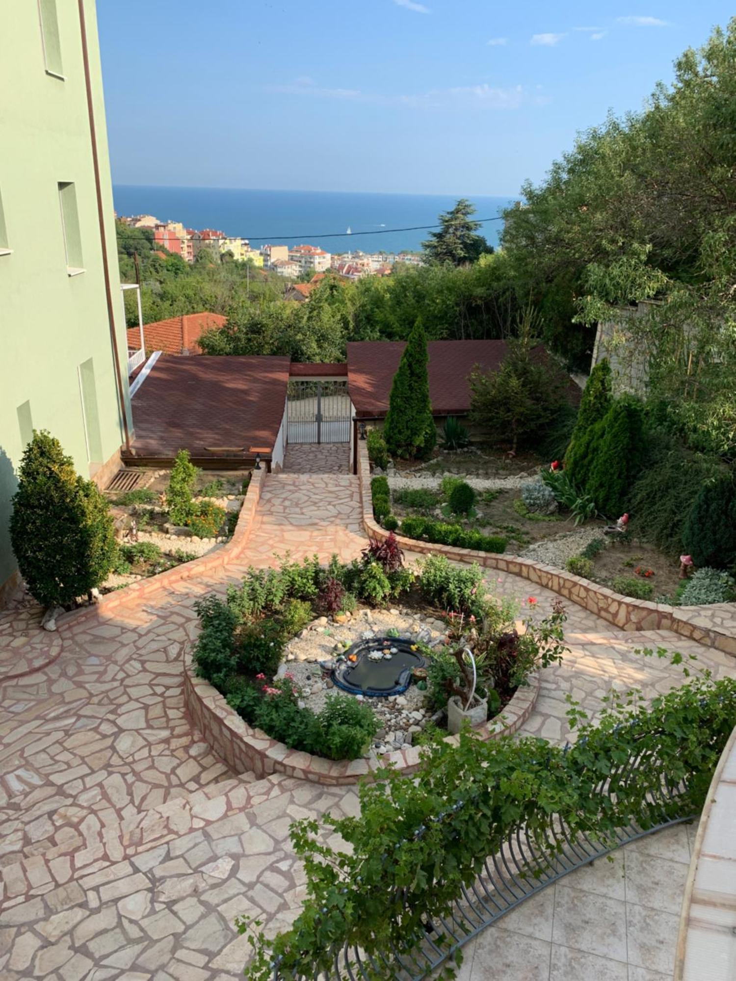 Sunray Guest House, Private Rooms & Apartment With Lovely Sea View Varna Exterior foto