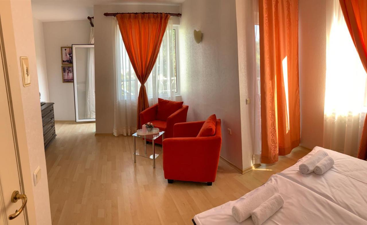 Sunray Guest House, Private Rooms & Apartment With Lovely Sea View Varna Exterior foto